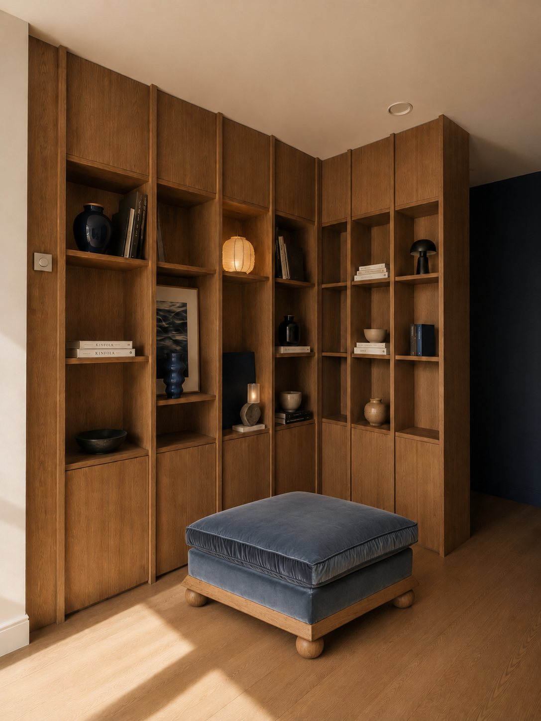 B/L Office — Librería de madera a medida con puf de terciopelo azul