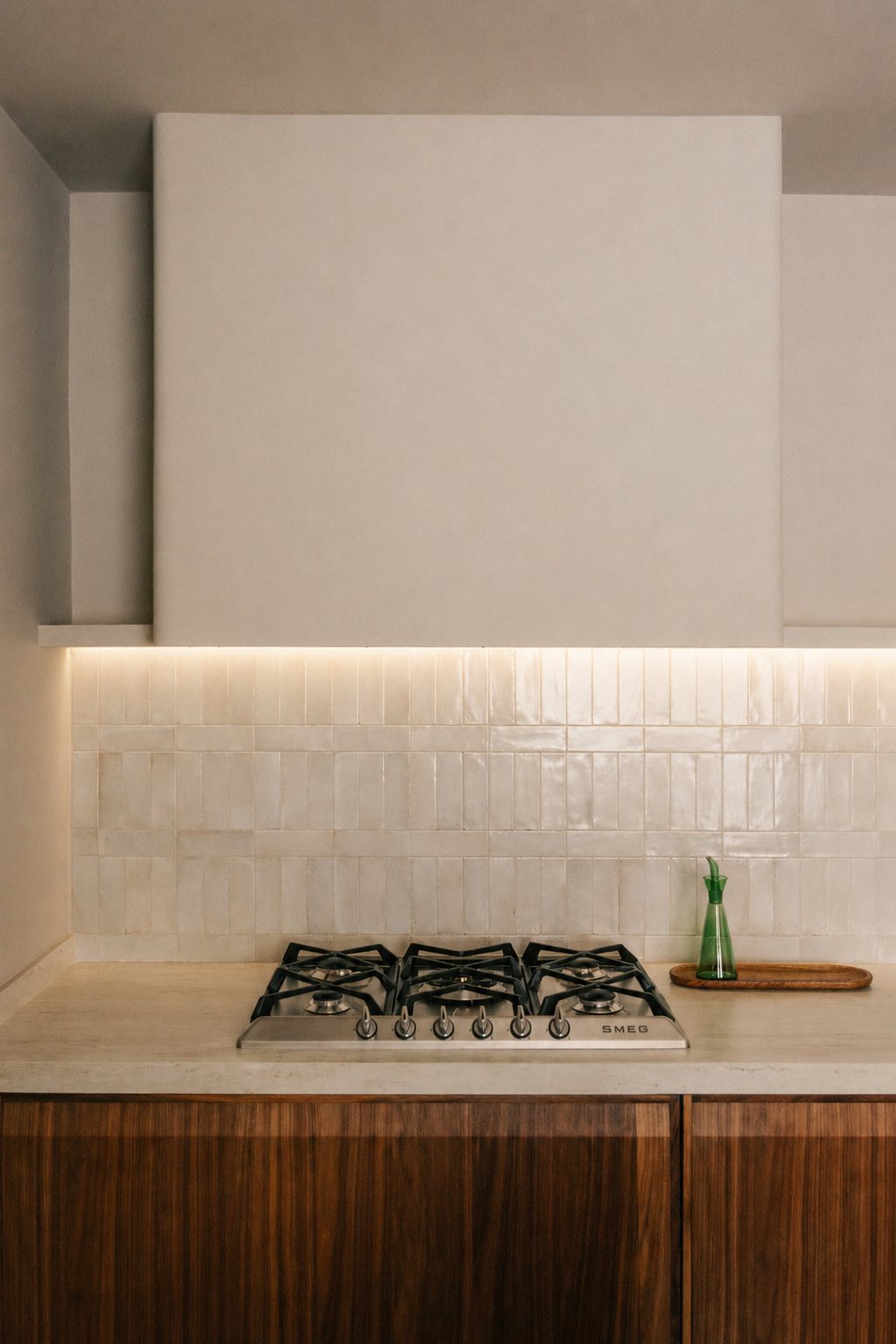 Casa Manila — Cocina: encimera, fuegos y azulejo artesanal