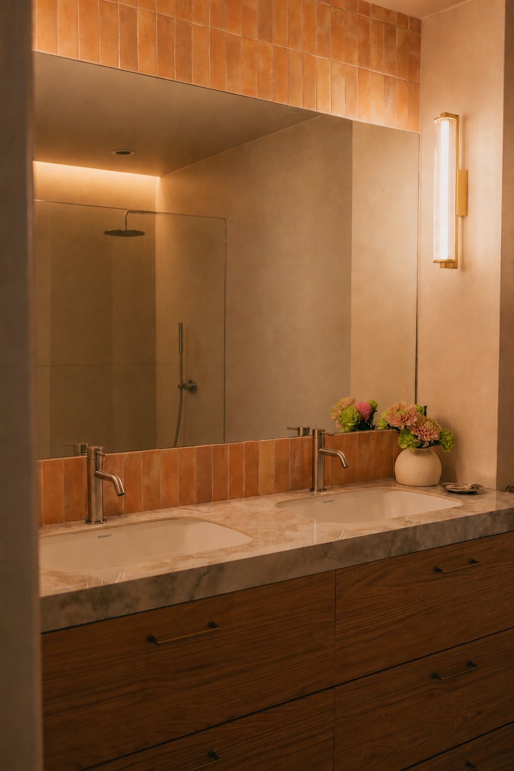 Casa Manila — Baño con doble lavabo y azulejo terracota