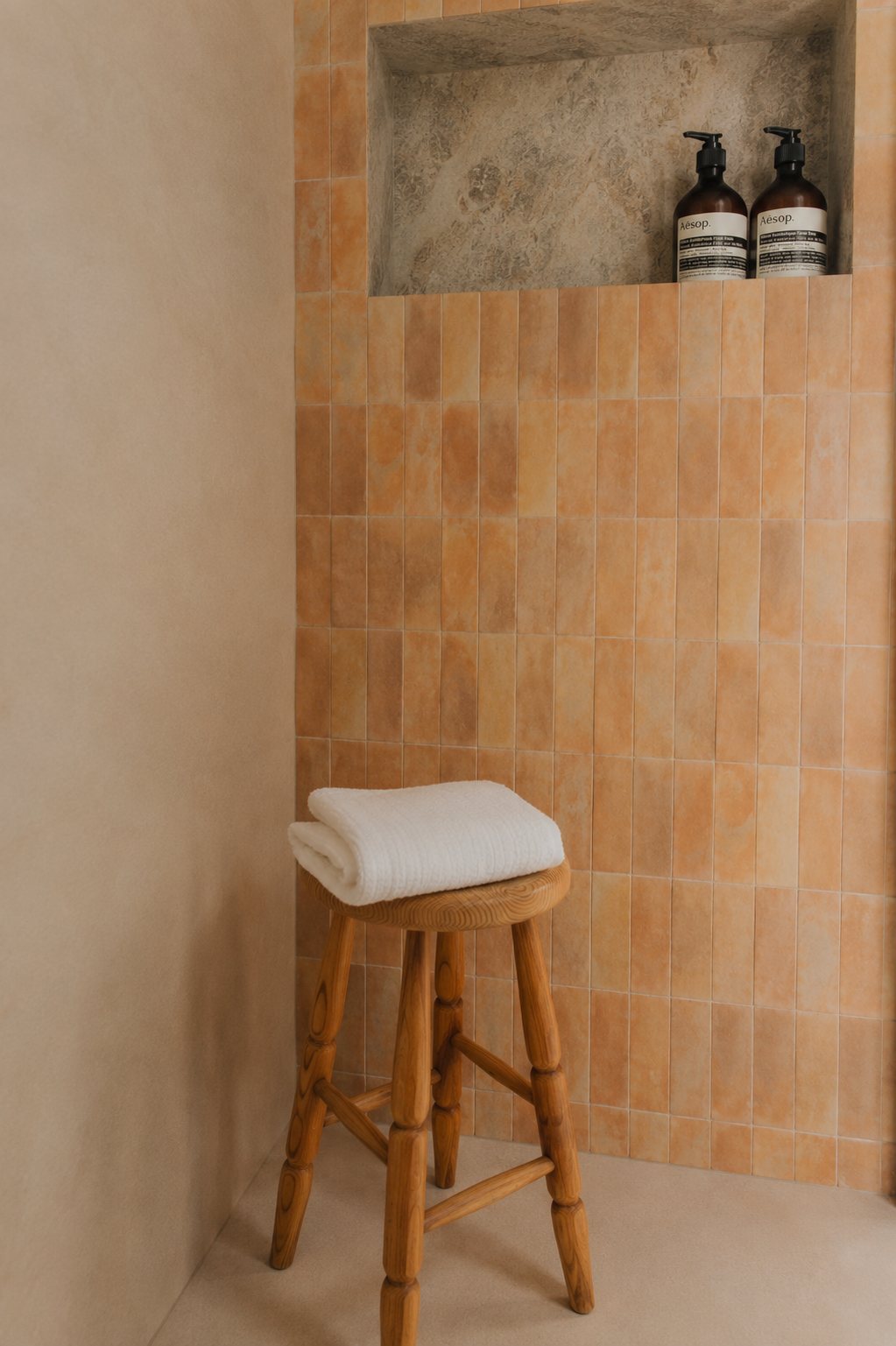 Casa Manila — Detalle de baño con taburete y hornacina