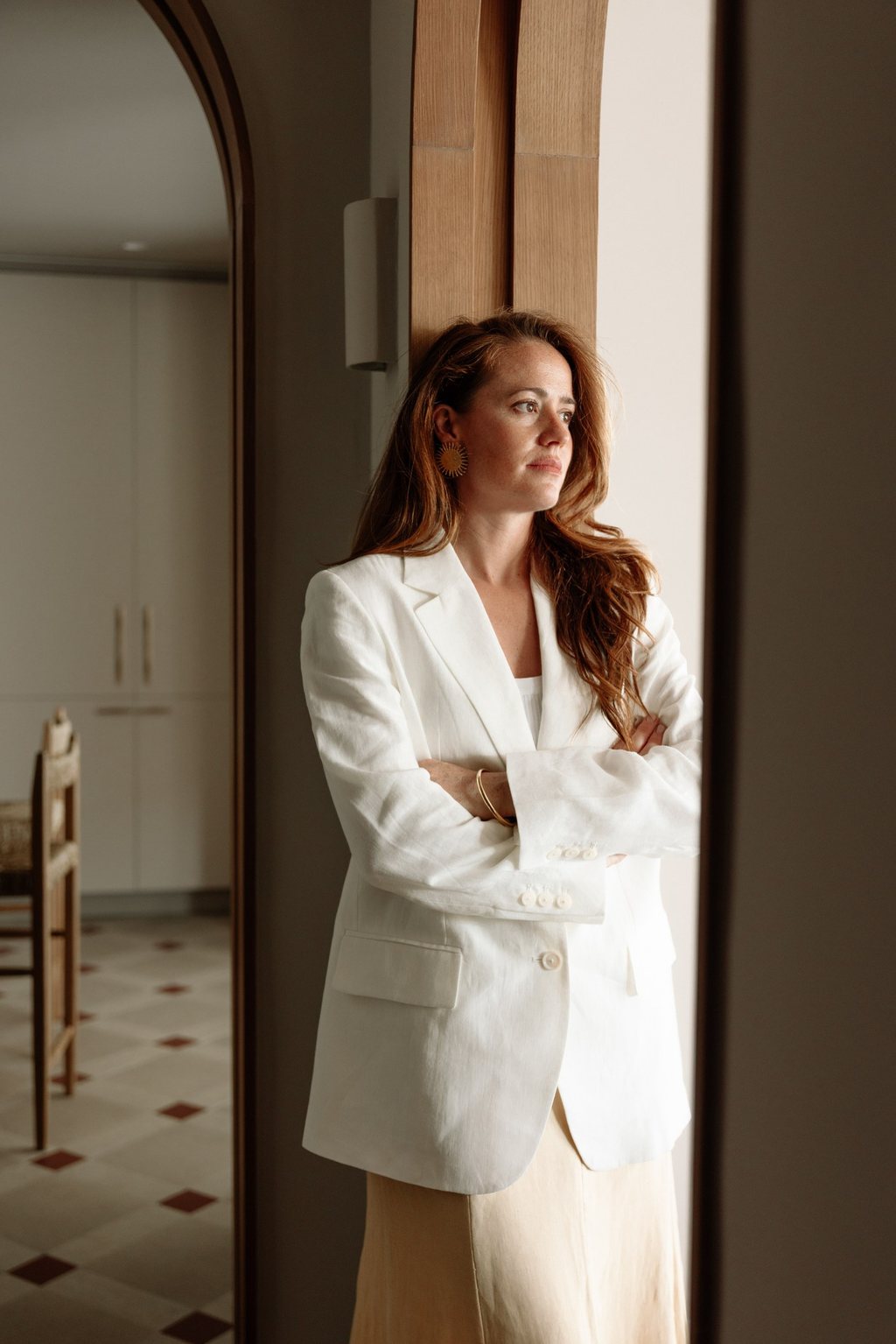 Claudia Pascual Roura, fundadora de RAWRA Studio, junto a un arco de madera
